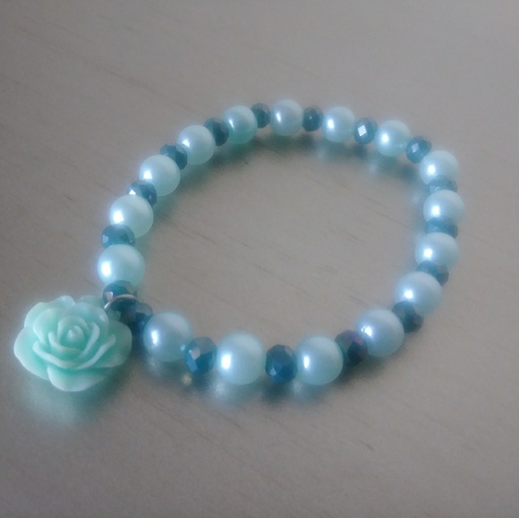 Handmade blue faux pearls and blue rose bracelet - Picture 1 of 3